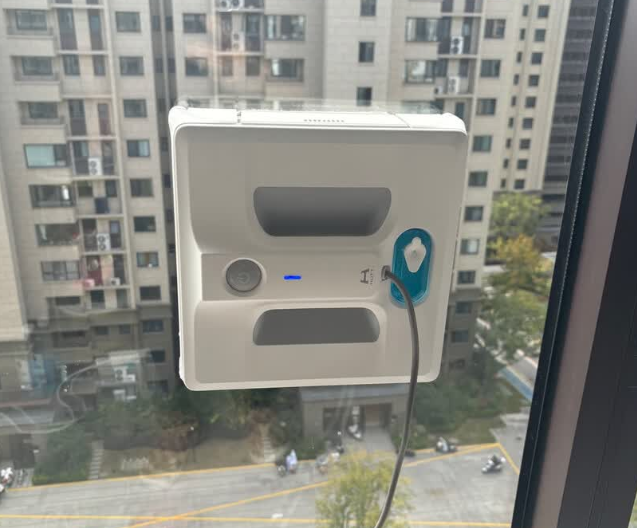 擦窗机器人可以擦外面吗?含科沃斯、希亦、玻妞等十大安全擦窗机品牌测评，高层户外可使用