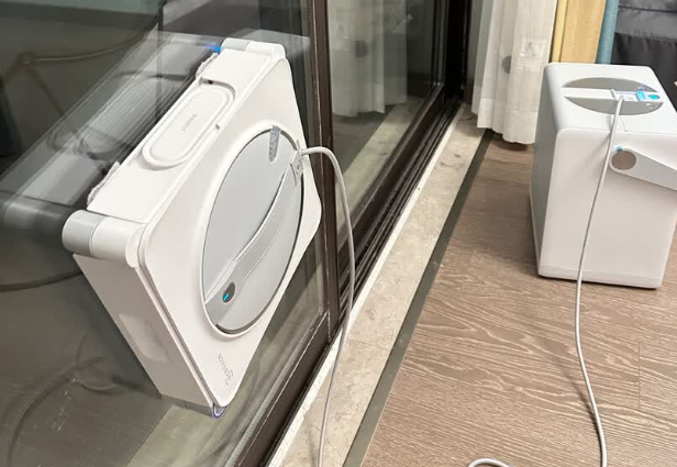 擦窗机器人可以擦外面吗?含科沃斯、希亦、玻妞等十大安全擦窗机品牌测评，高层户外可使用