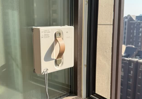 擦窗机器人可以擦外面吗?含科沃斯、希亦、玻妞等十大安全擦窗机品牌测评，高层户外可使用