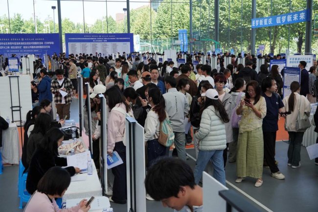 百企聚万州千岗引青年——2026年高校毕业生等青年留渝来渝就业创业对接服务活动(万州专场)燃动求职热潮 百企聚万州千岗引青年——2026年高校毕业生等青年留渝来渝就业创业对接服务活动(万州专场)燃动求职热潮