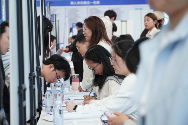 百企聚万州千岗引青年——2026年高校毕业生等青年留渝来渝就业创业对接服务活动(万州专场)燃动求职热潮 百企聚万州千岗引青年——2026年高校毕业生等青年留渝来渝就业创业对接服务活动(万州专场)燃动求职热潮