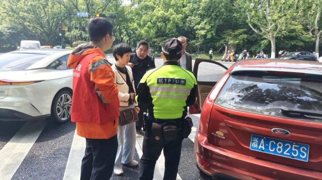 平安产险杭州中心支公司：开展“五一乐游平安行”公益行动 守护西湖景区出行安全