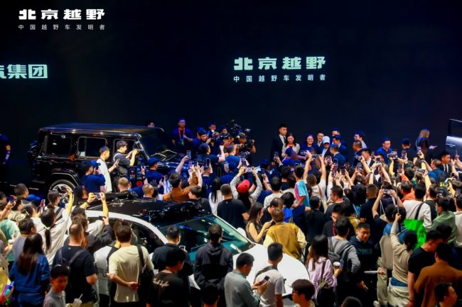 BJ40增程长续航版预售引明星大咖围观，北京越野成北京车展最火爆展台