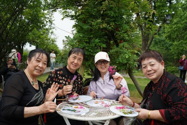 幸福好时光里的别样母亲节：退休老人以欢聚书写温情