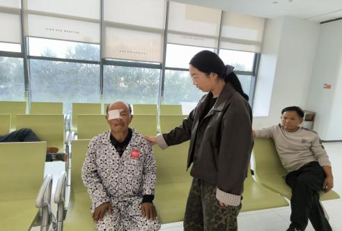 青海爱尔跨越距离的温暖守护：独居残疾老人马桂花的“光明之旅”