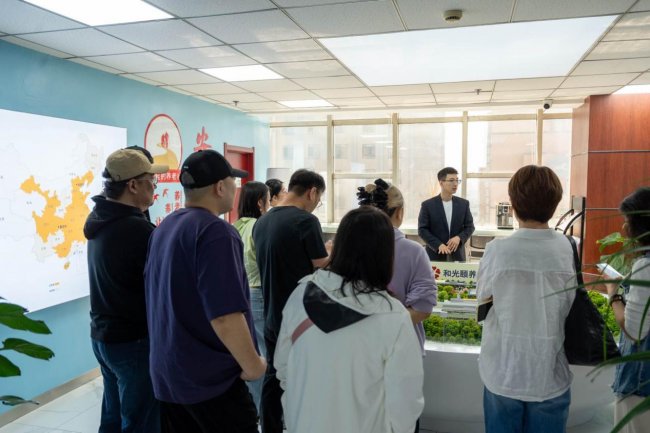 健步棋盘山 金融护同行—光大永明人寿辽宁分公司开展客户踏青活动