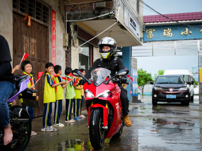 六一助学再出发｜文锦机车以行动践行企业责任