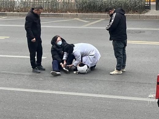 街头突发意外 药店员工蹲地全程守护伤者 暖心一幕获点赞