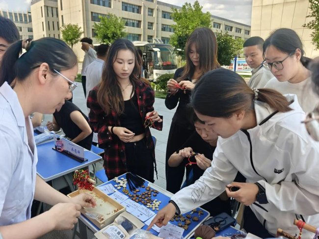岐黄新风润青春！德城区中医医院（德州联合医院）这场中医药文化进校园活动“圈粉”高校师生