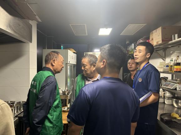 八里庄社区“消防志愿同行 筑牢安全防线”巡查