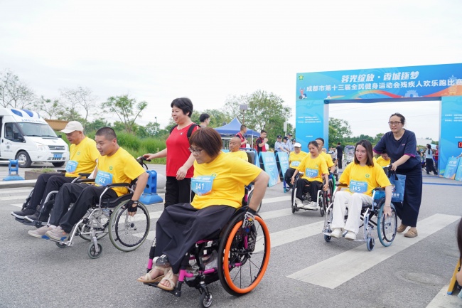 成都市第十三届全民健身运动会残疾人欢乐跑活动圆满收官，跑出“蓉”耀加速度
