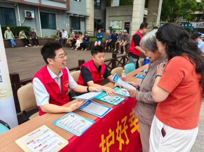 暖心宣教进养老院 金融护航夕阳红——桐庐机构开展老年群体金融反诈专项宣传活动
