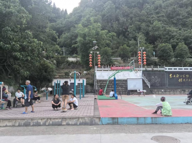 朝天慈善｜“观红色光影·扬慈善初心”陈家村慈善观影宣传活动