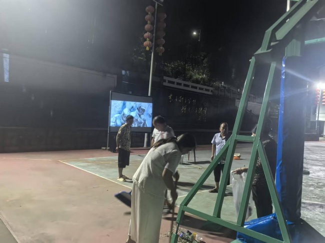朝天慈善｜“观红色光影·扬慈善初心”陈家村慈善观影宣传活动
