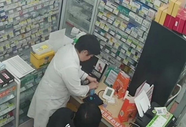 暖心守护不缺位！药房店员20分钟专业照料 纾解市民突发身体不适