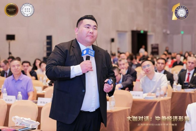 王子沐对话诺奖得主，提出  “AI时代财