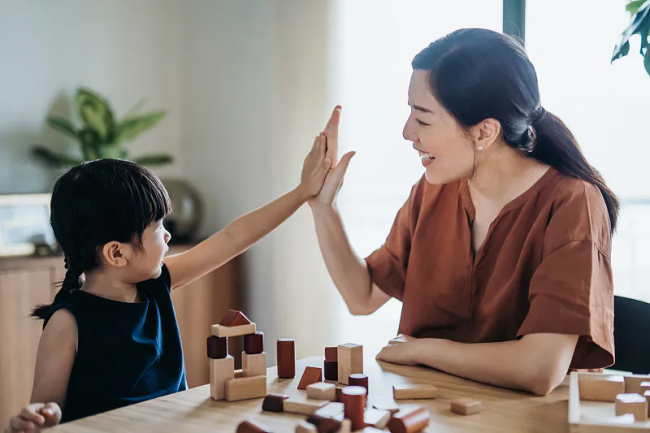 孩子习惯性讨好、过度懂事？被忽视的“乖孩子心理创伤”