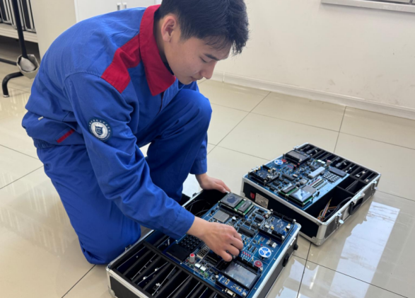 校园科创惠民生！承德应用技术职业学院绿电智清团队自研光伏清洁机器人破解清洗难题