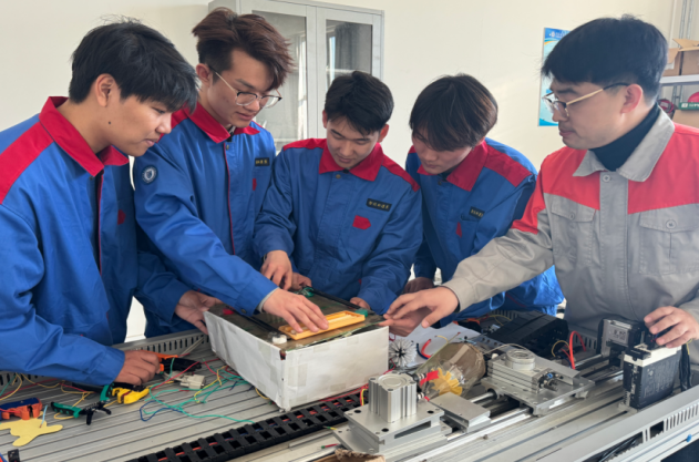 光伏运维黑科技！承德应用技术职业学院绿电智清团队打造无人无水清洁机器人