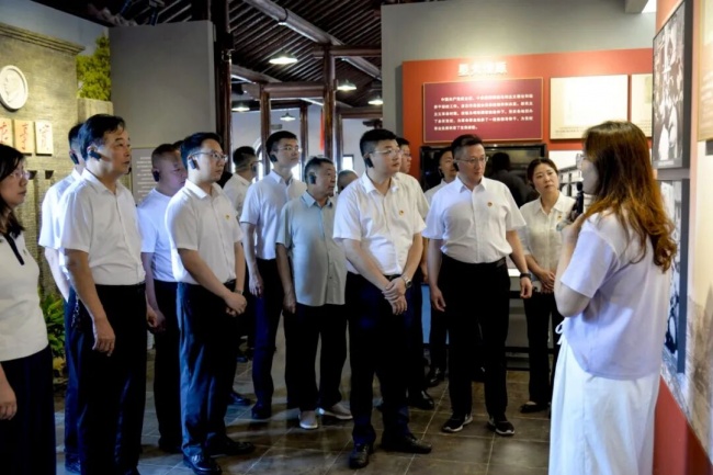 传承红色基因 汲取奋进力量 泰州永安洲镇党委理论学习中心组赴苏北党校旧址开展现场研学