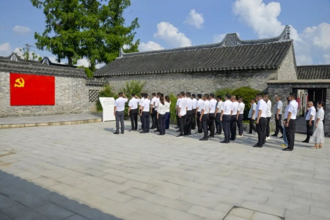 传承红色基因 汲取奋进力量 泰州永安洲镇党委理论学习中心组赴苏北党校旧址开展现场研学