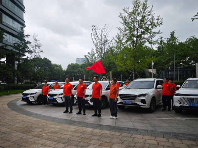 平安产险杭州中心支公司党员先锋队带队下沉一线，织密服务与防汛安全“双防线”