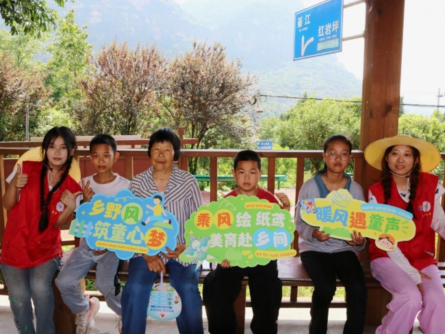 【三下乡】启一节美育课堂，追随纸鸢牵动孩童笑声——瀛风去“志愿+艺术课堂”以纸鸢美育浸润童心