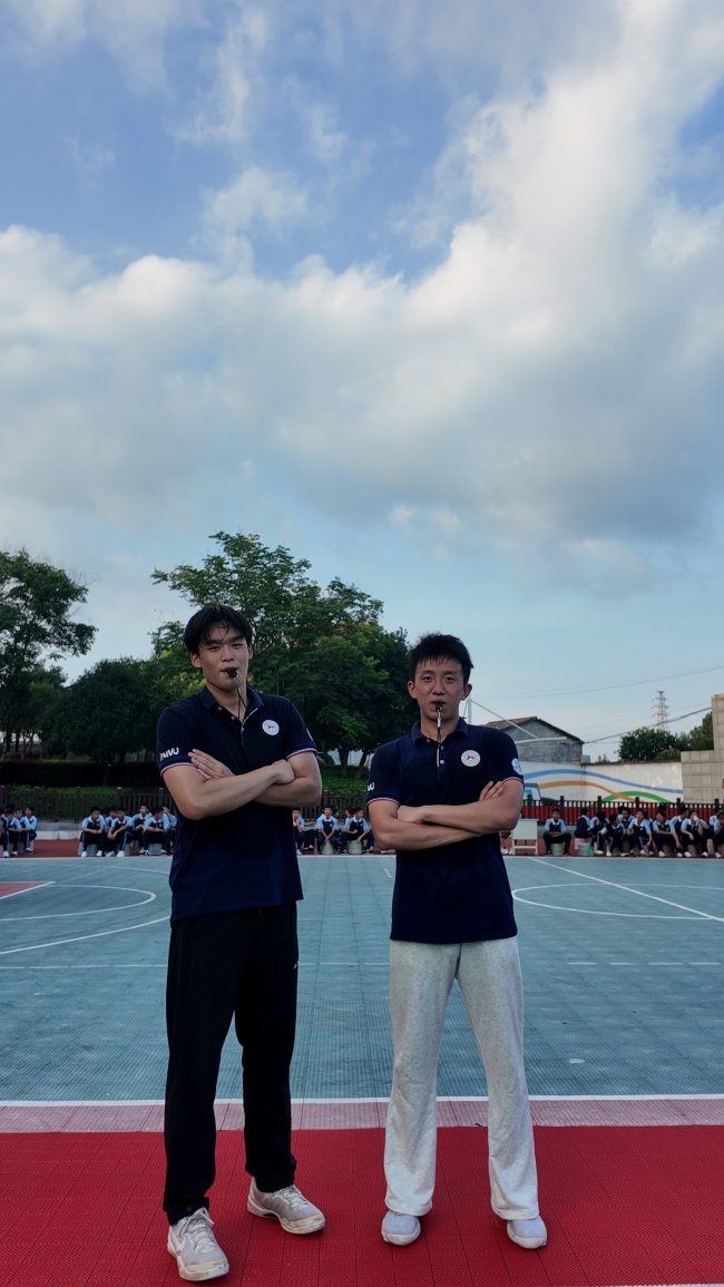 执裁赛场传温情体育护航少年成长——致知力行实践团参与春雷学校校园篮球赛(图1)