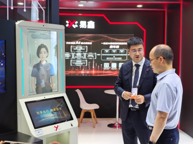上海市长宁区区长刘平一行到访2026世界人工智能大会易鑫展台