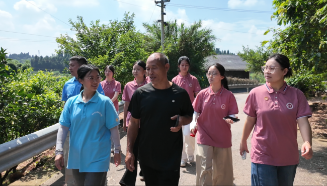 “寻脉银河·筑梦橘乡”乡村文旅赋能实践团：开展枇杷园助农实践活动
