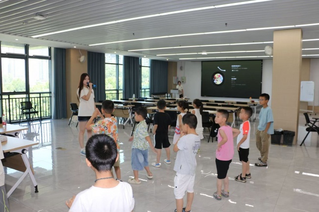 多彩课堂润童心，公益支教暖盛夏