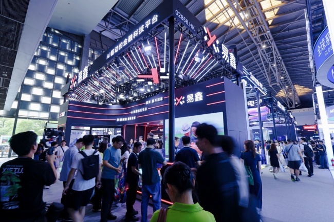易鑫再登世界人工智能大会，发布国内首台汽车金融AI智能一体机