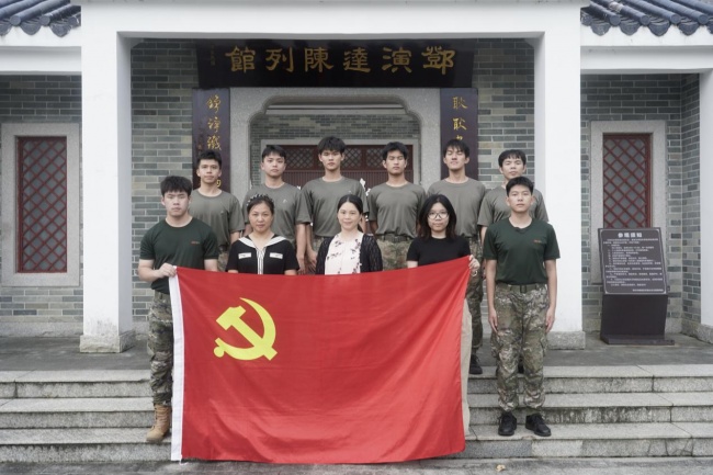 赓续红色血脉 两代军人初心相映——广东工