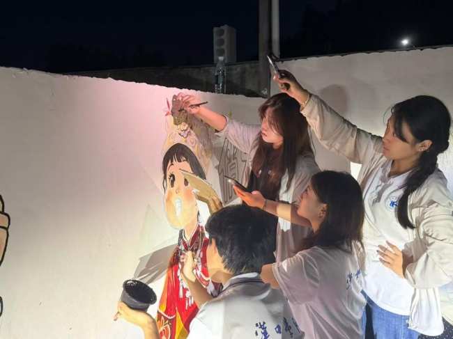 面墙绘润乡貌，一面锦旗暖初心｜汉口学院艺