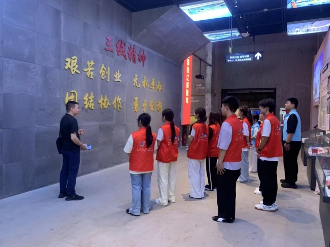 研学悟精神践服务送健康 黔南医专青暖万家