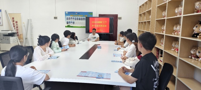 黔南医专学子下乡义诊，把政策健康服务送到
