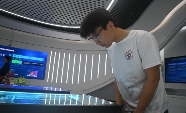 智算赋能乡村：青年学子以AI情景剧撑起银