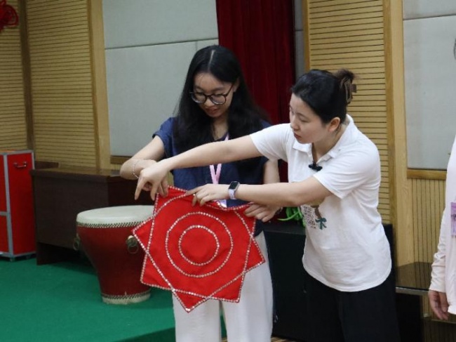 武汉传媒学院学子探访潮乡剧院:百年梨园起青春新“潮”(图2) 武汉传媒学院学子探访潮乡剧院:百年梨园起青春新“潮”(图2)