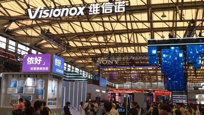 深扒维信诺CJ首秀：B端屏厂巨头躬身入局，为年轻人造「新玩具」，一场屏幕破圈实验打响