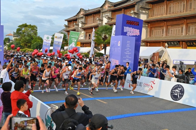 以马为媒归鹤庆 一步一景寄乡愁——2026鹤庆半程马拉松圆满落幕