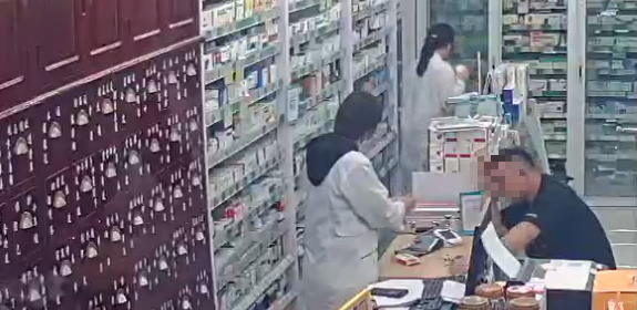 临危不乱显担当！药店员工精准施救 助力心梗患者脱离险境
