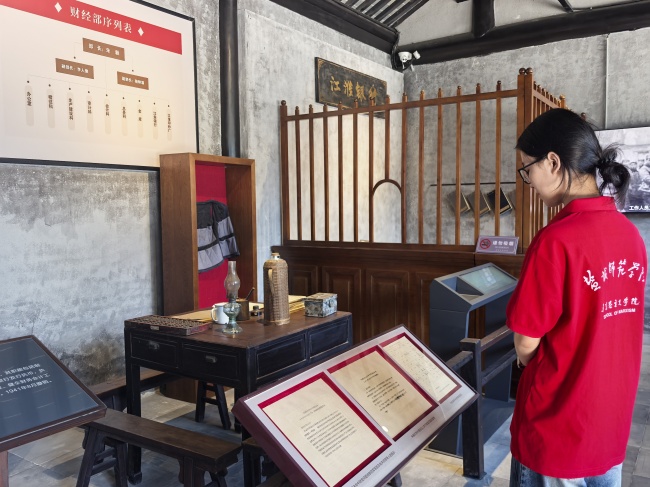 寻访史迹汲廉韵 赓续血脉铸师魂｜盐城师范学院马院学子寻访新四军廉洁阵地，于铁军廉迹中筑牢师德根基