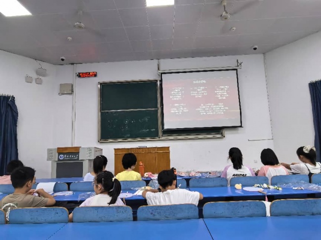 华电实践团走进阳初夏令—— 以诗润心以扇传情，红色文化在指尖绽放