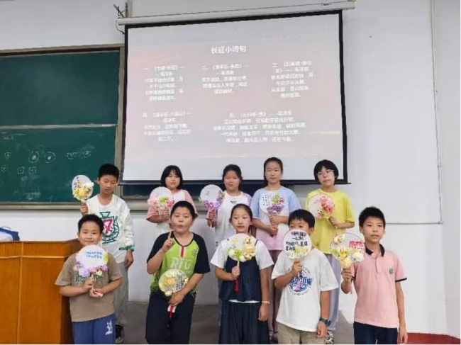 华电实践团走进阳初夏令—— 以诗润心以扇传情，红色文化在指尖绽放