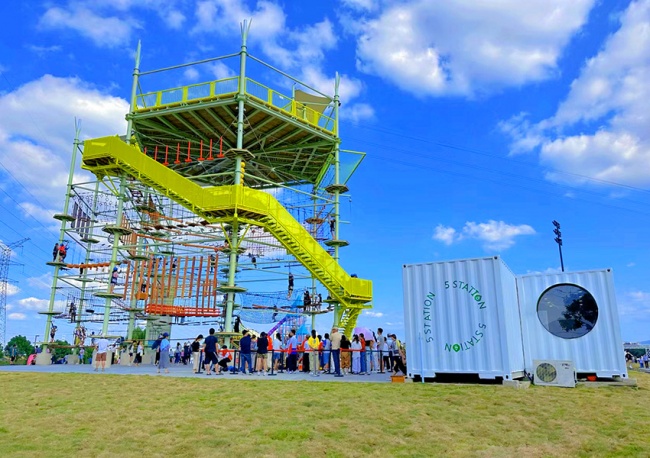 水晶塔拓展设施定制：奇乐文旅全链条解决方案