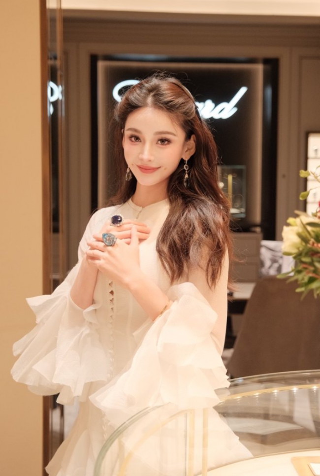 智慧与风采兼具，秦泽文书写实力女性的双重篇章