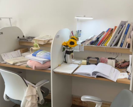 考研在宿舍学不进去？从书桌布置到专注力管理，手把手教你搭建高效学习区