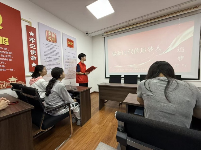 盐工青年学子走进范公路社区开展理论宣讲