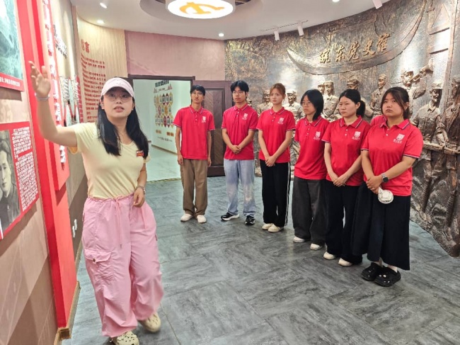 三下乡：双语赓续红色魂，青年重赴长征路