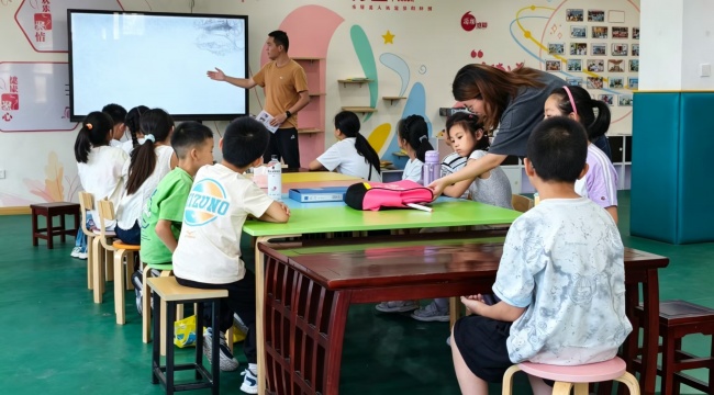 本草润暑托，百草护童心“本草新语”实践队